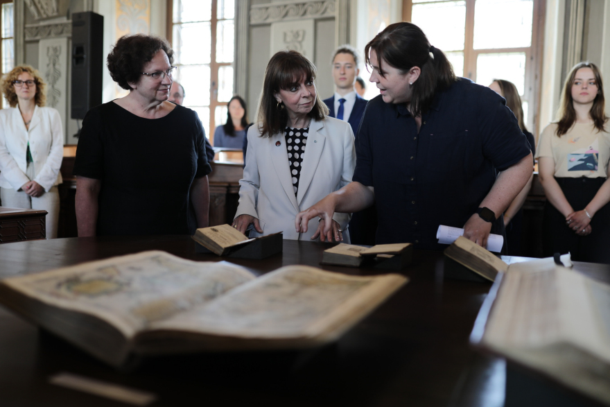 Σακελλαροπούλου: Η ανάρτηση της για τους Λιθουανούς φοιτητές που απήγγειλαν Καβάφη στα ελληνικά