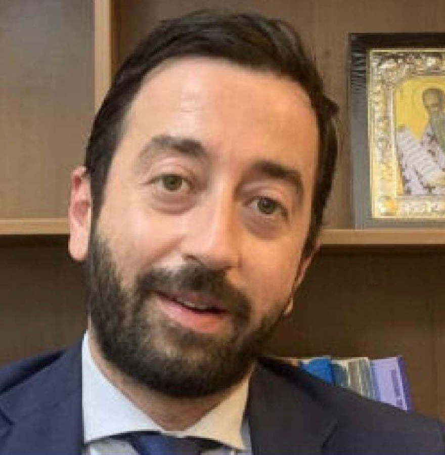 Συγκλονίζει η «Σταχτοπούτα των Παξών»: Με βίαζε ο πατριός μου και η μητέρα μου με χτυπούσε στην πλάτη με τον πλάστη του φαγητού