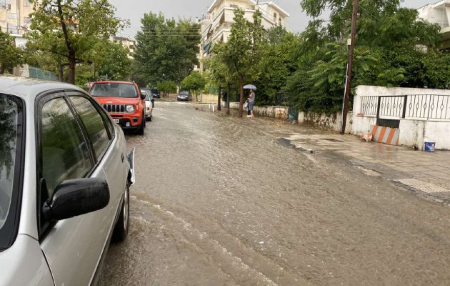 Καιρός - Κακοκαιρία «Genesis»: Πλημμύρισε η Ηλιούπολη - Καταρρακτώδης βροχή και χαλάζι στη Ραφήνα 