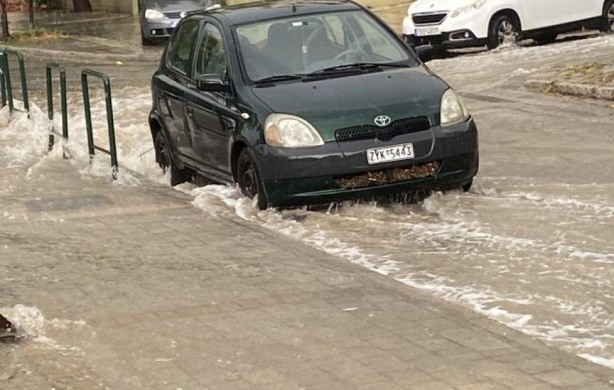 Καιρός - Κακοκαιρία «Genesis»: Πλημμύρισε η Ηλιούπολη - Καταρρακτώδης βροχή και χαλάζι στη Ραφήνα 