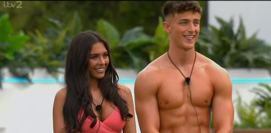 Ο Μάικλ Όουεν για τη συμμετοχή της Τζέμα στο «Love Island»: Κανένας πατέρας δεν θέλει να βλέπει την κόρη του έτσι