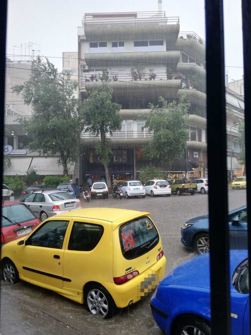 Καιρός - Κακοκαιρία «Genesis»: Πλημμύρισε η Ηλιούπολη - Καταρρακτώδης βροχή και χαλάζι στη Ραφήνα 