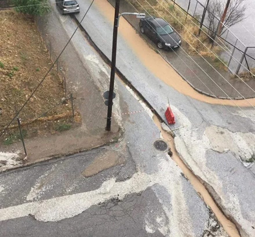 Καιρός - Κακοκαιρία «Genesis»: Πλημμύρισε η Ηλιούπολη - Καταρρακτώδης βροχή και χαλάζι στη Ραφήνα 