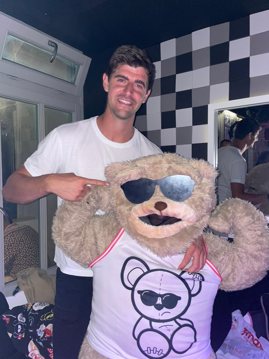 Μύκονος: Το γλέντι του Κουρτουά, οι εντυπωσιακές παρουσίες και η κοσμοπλημμύρα