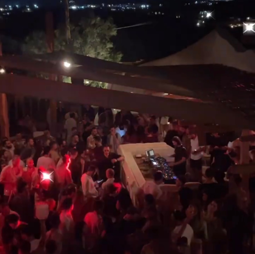 Μύκονος: Το γλέντι του Κουρτουά, οι εντυπωσιακές παρουσίες και η κοσμοπλημμύρα