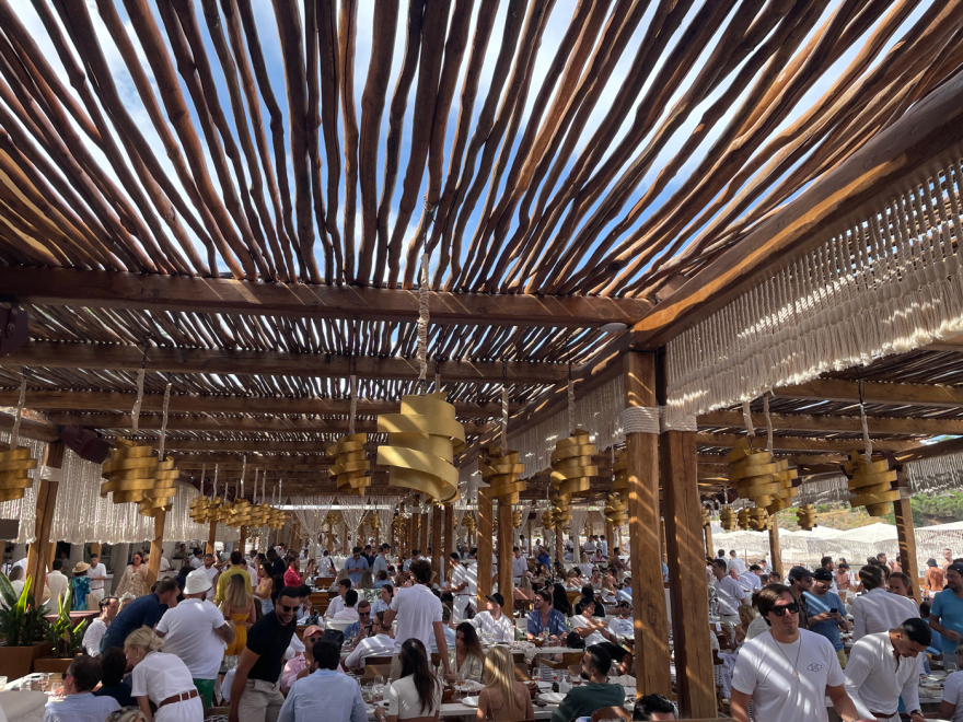 Μύκονος: Το γλέντι του Κουρτουά, οι εντυπωσιακές παρουσίες και η κοσμοπλημμύρα