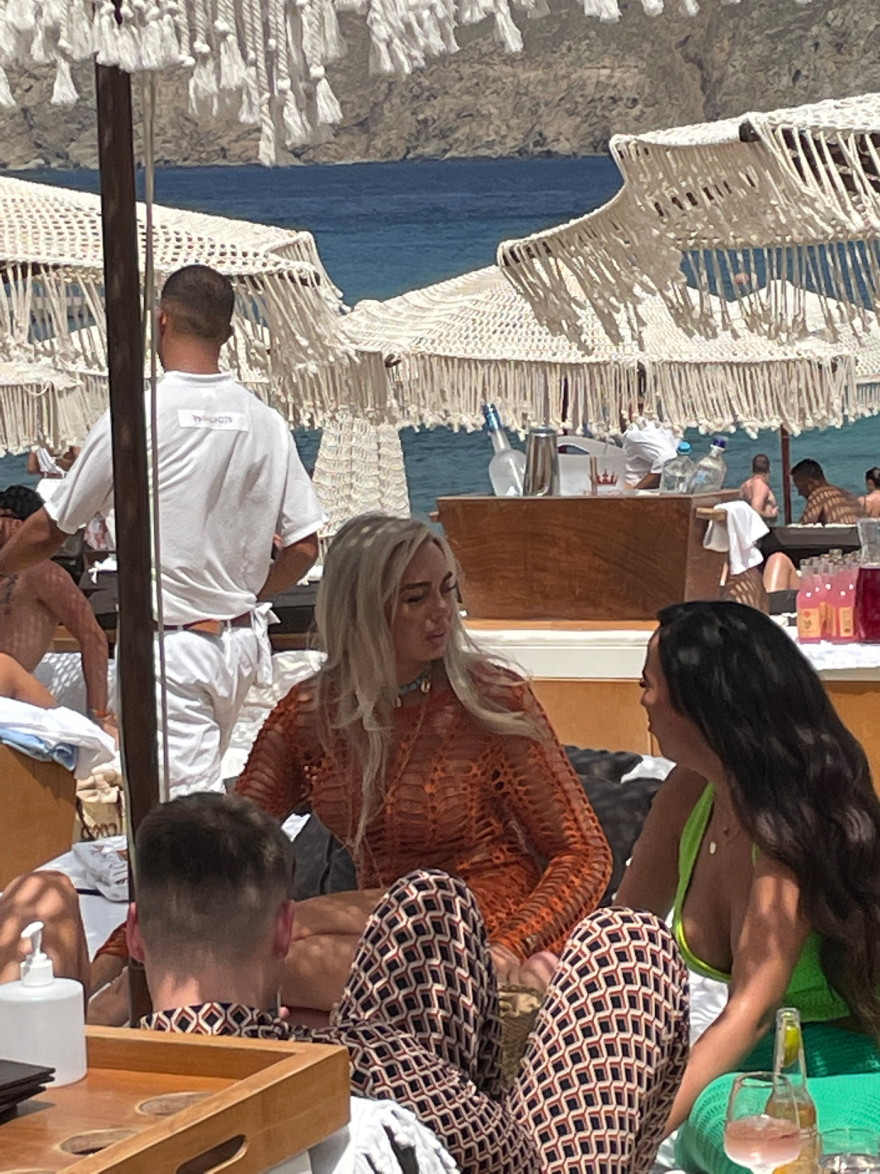 Μύκονος: Το γλέντι του Κουρτουά, οι εντυπωσιακές παρουσίες και η κοσμοπλημμύρα