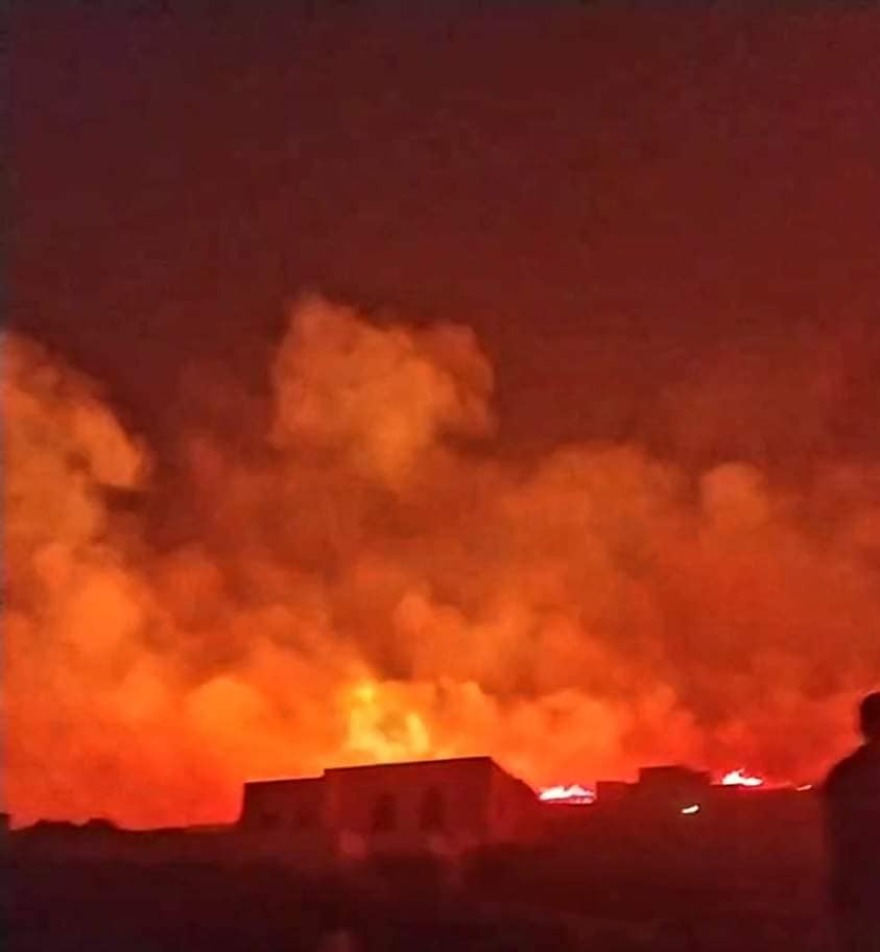 Πάρος: Φωτιά σε δύσβατη περιοχή στον Μώλο - Πνέουν ισχυροί άνεμοι - Δείτε βίντεο και φωτογραφίες