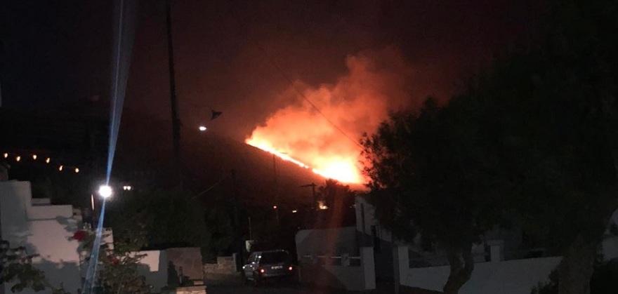 Πάρος: Φωτιά σε δύσβατη περιοχή στον Μώλο - Πνέουν ισχυροί άνεμοι - Δείτε βίντεο και φωτογραφίες