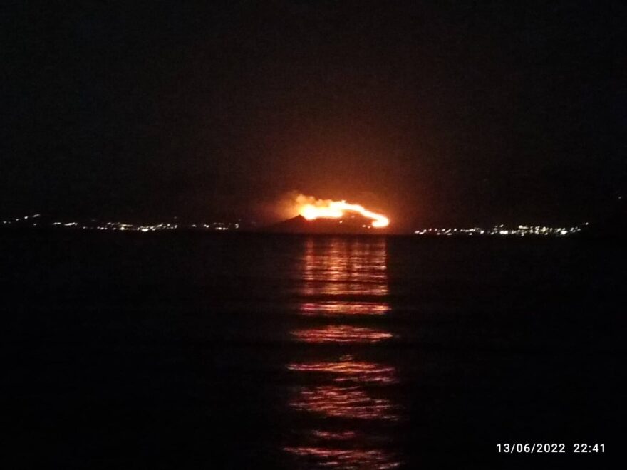 Πάρος: Φωτιά σε δύσβατη περιοχή στον Μώλο - Πνέουν ισχυροί άνεμοι - Δείτε βίντεο και φωτογραφίες