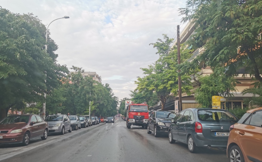 Θεσσαλονίκη: «Φωτιά» στο τηλεφωνικό κέντρο της Πυροσβεστικής μετά το ξαφνικό μπουρίνι - Έπεσαν δέντρα πάνω σε αυτοκίνητα