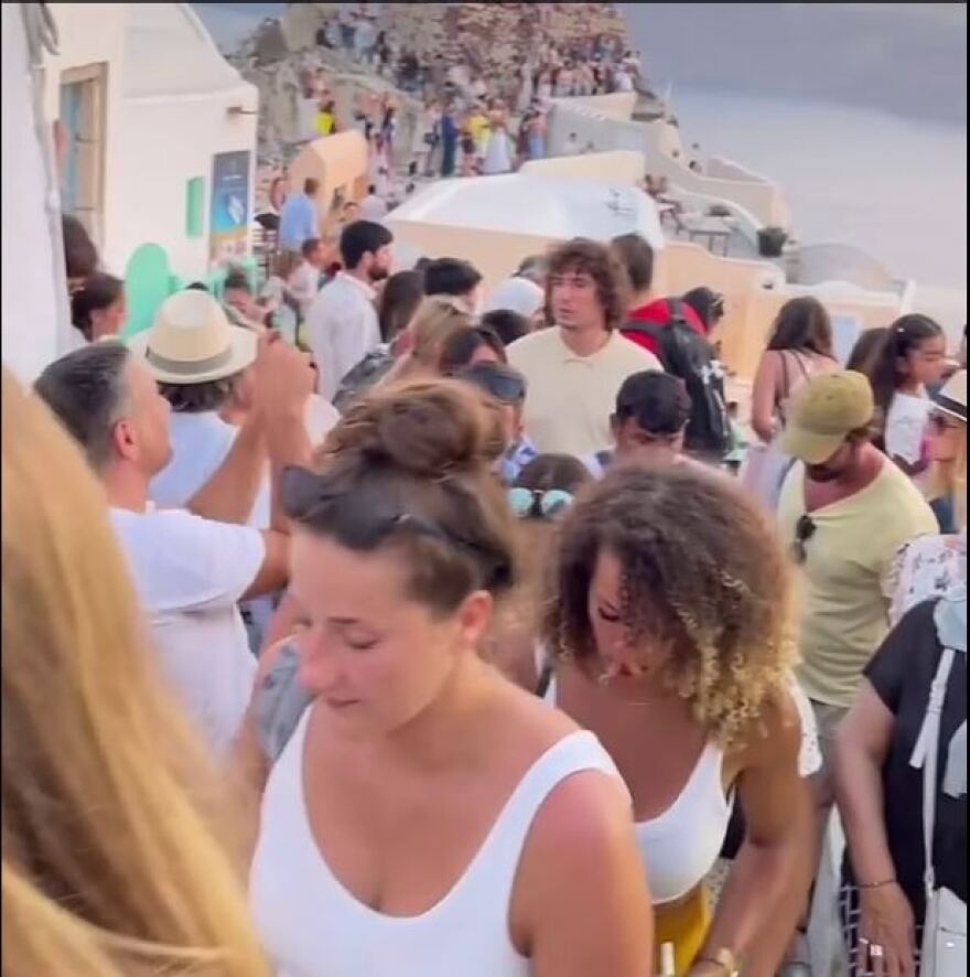 Νεαρή μπλόγκερ δείχνει πόση υπομονή χρειάζεται για να τραβήξεις μια φωτογραφία στην Οία