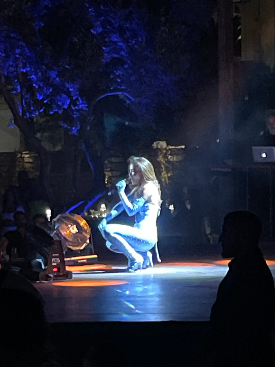 Μύκονος: Αποθεώθηκε η Ελένη Φουρέιρα στο live της - Τρία χιλιόμετρα η ουρά των αυτοκινήτων στον «Scorpio»