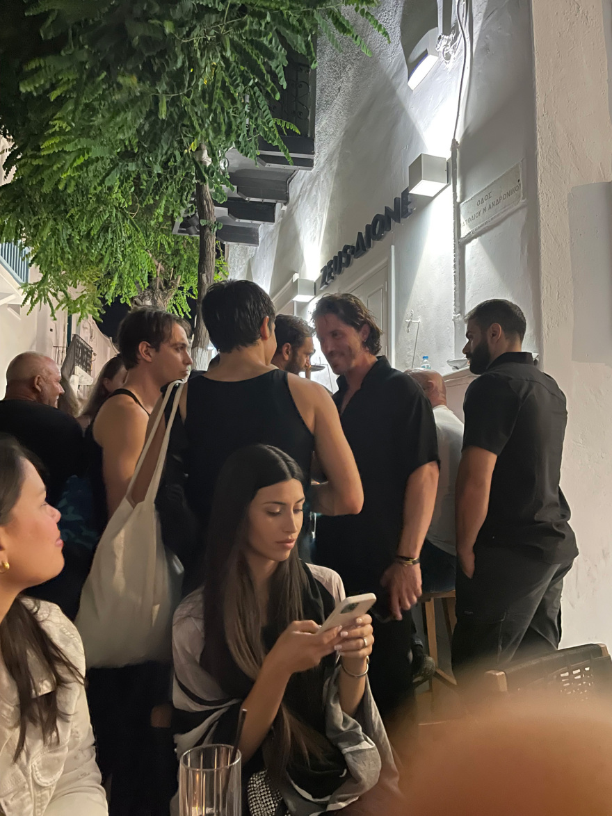 Μύκονος: Αποθεώθηκε η Ελένη Φουρέιρα στο live της - Τρία χιλιόμετρα η ουρά των αυτοκινήτων στον «Scorpio»