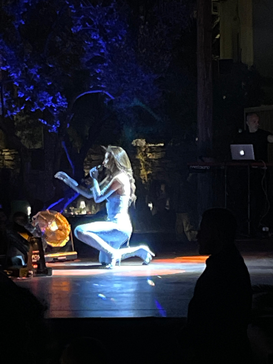 Μύκονος: Αποθεώθηκε η Ελένη Φουρέιρα στο live της - Τρία χιλιόμετρα η ουρά των αυτοκινήτων στον «Scorpio»