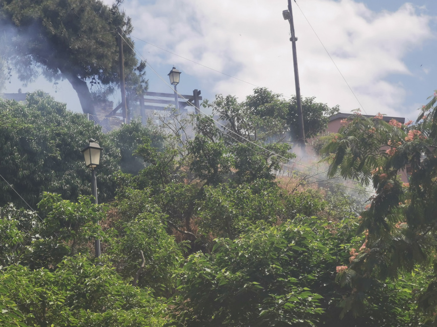 Θεσσαλονίκη: Συναγερμός για δύο ταυτόχρονες φωτιές στις Συκιές - Κάηκαν κάδοι και προκλήθηκαν ζημιές σε ΙΧ