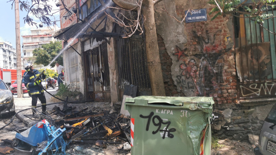 Θεσσαλονίκη: Συναγερμός για δύο ταυτόχρονες φωτιές στις Συκιές - Κάηκαν κάδοι και προκλήθηκαν ζημιές σε ΙΧ