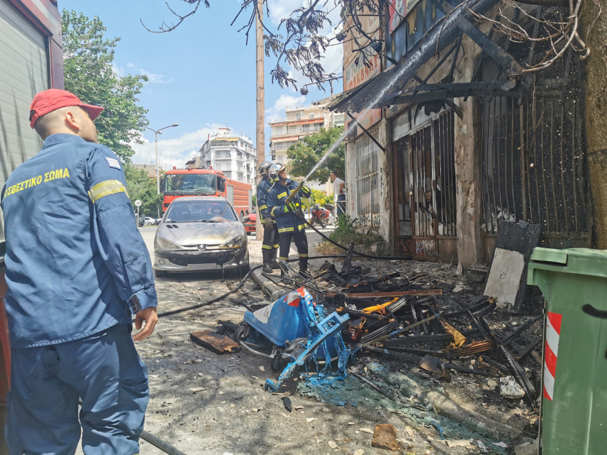Θεσσαλονίκη: Συναγερμός για δύο ταυτόχρονες φωτιές στις Συκιές - Κάηκαν κάδοι και προκλήθηκαν ζημιές σε ΙΧ