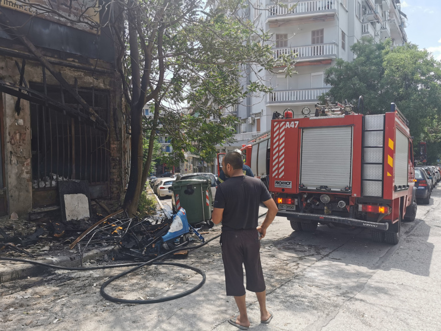 Θεσσαλονίκη: Συναγερμός για δύο ταυτόχρονες φωτιές στις Συκιές - Κάηκαν κάδοι και προκλήθηκαν ζημιές σε ΙΧ