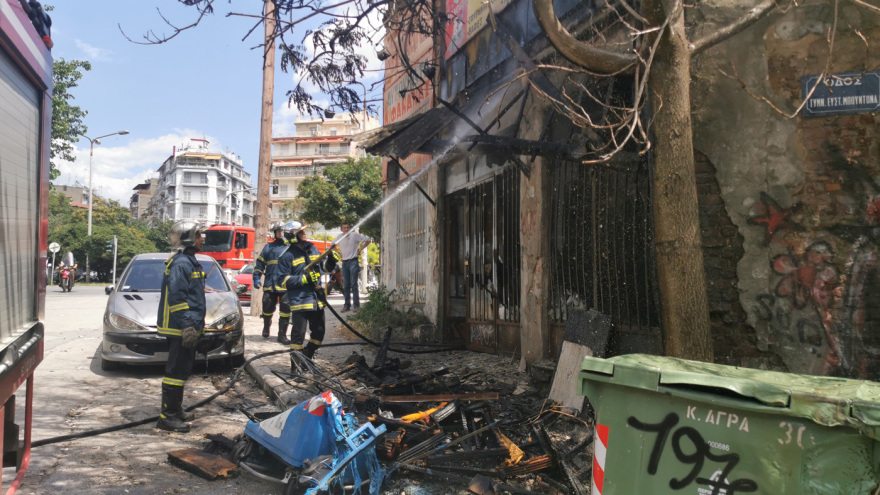 Θεσσαλονίκη: Συναγερμός για δύο ταυτόχρονες φωτιές στις Συκιές - Κάηκαν κάδοι και προκλήθηκαν ζημιές σε ΙΧ