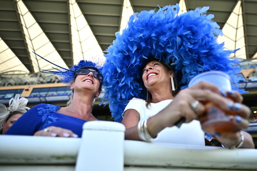 Βασιλικές Ιπποδρομίες του Άσκοτ: Η απουσία της Ελισάβετ, τα εντυπωσιακά καπέλα και η εμφάνιση της «στενής» φίλης του πρίγκιπα Φίλιππου