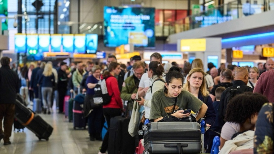 Χάος στα ευρωπαϊκά αεροδρόμια και ακόμη δεν μπήκαμε στην «καρδιά» του καλοκαιριού