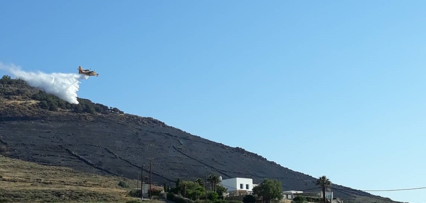 Σε ύφεση η φωτιά στην Πάρο - Απειλήθηκαν μοναστήρι και σπίτια