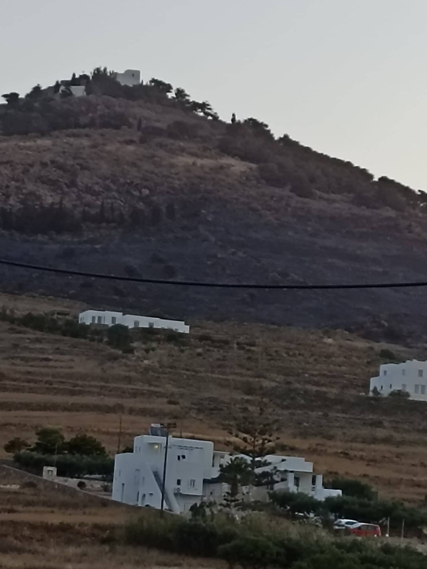 Σε ύφεση η φωτιά στην Πάρο - Απειλήθηκαν μοναστήρι και σπίτια