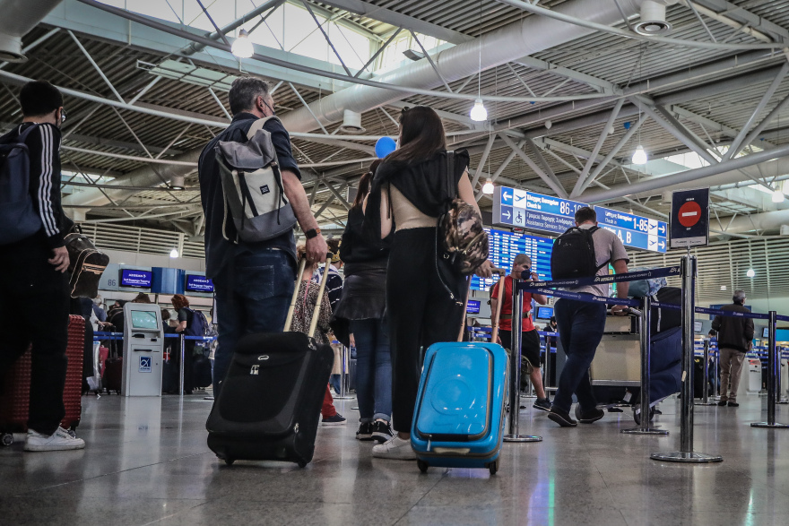 Χάος στα ευρωπαϊκά αεροδρόμια και ακόμη δεν μπήκαμε στην «καρδιά» του καλοκαιριού