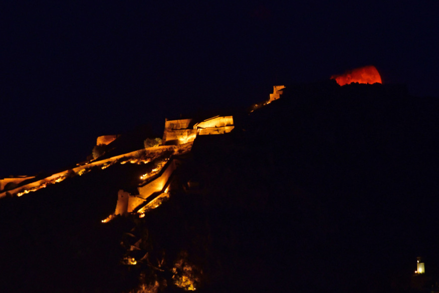Εντυπωσιακές εικόνες από την «πανσέληνο της φράουλας», την πρώτη του καλοκαιριού