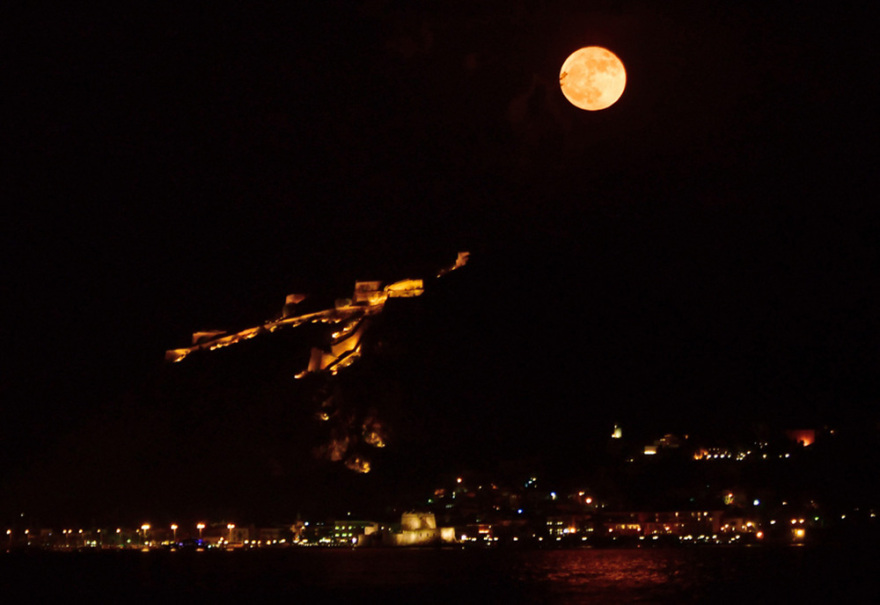 Εντυπωσιακές εικόνες από την «πανσέληνο της φράουλας», την πρώτη του καλοκαιριού