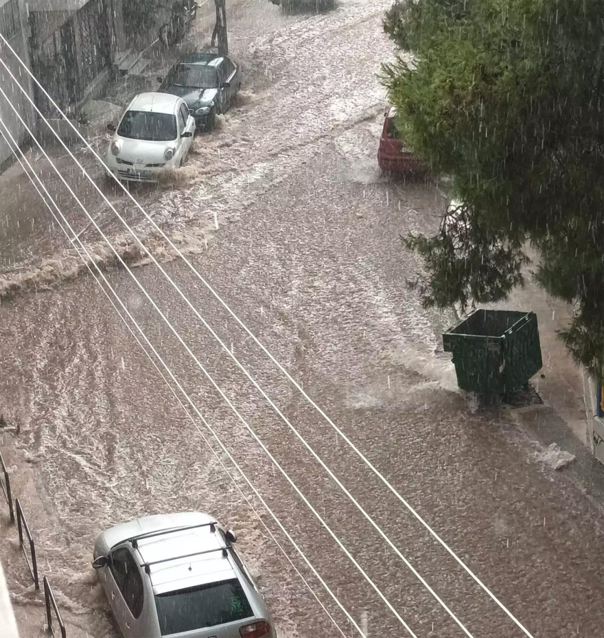 Μπουρίνι στο κέντρο και στα νότια προάστια της Αθήνας – Ποτάμια οι δρόμοι στου Ζωγράφου