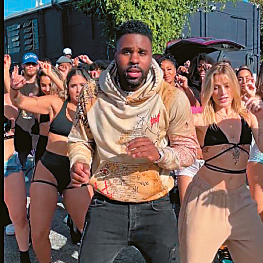 Μύκονος: Οι τρελές τιμές στα top 10 μαγαζιά - Ξαπλώστρες από €700 και τραπέζια των €20.000!