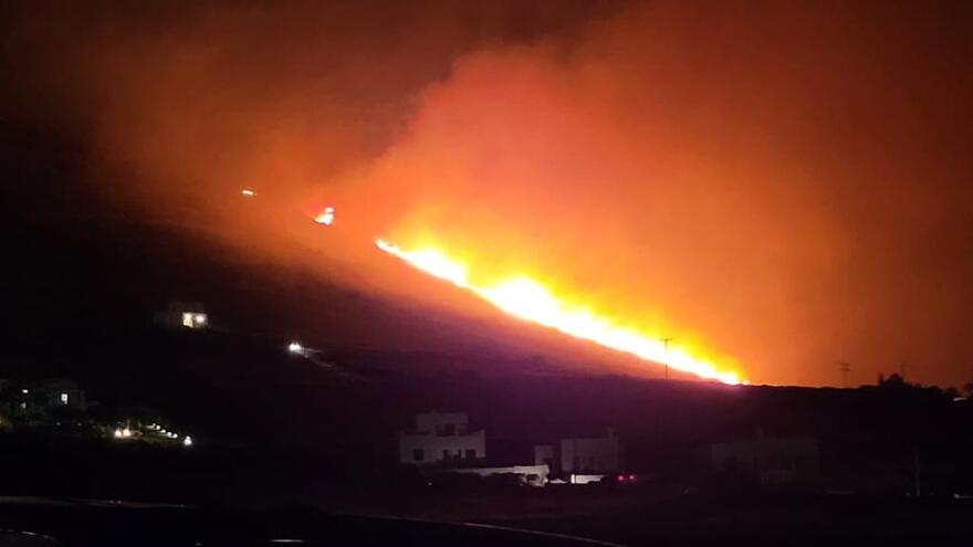 Πάρος: Φωτιά σε δύσβατη περιοχή στον Μώλο - Πνέουν ισχυροί άνεμοι - Δείτε βίντεο και φωτογραφίες