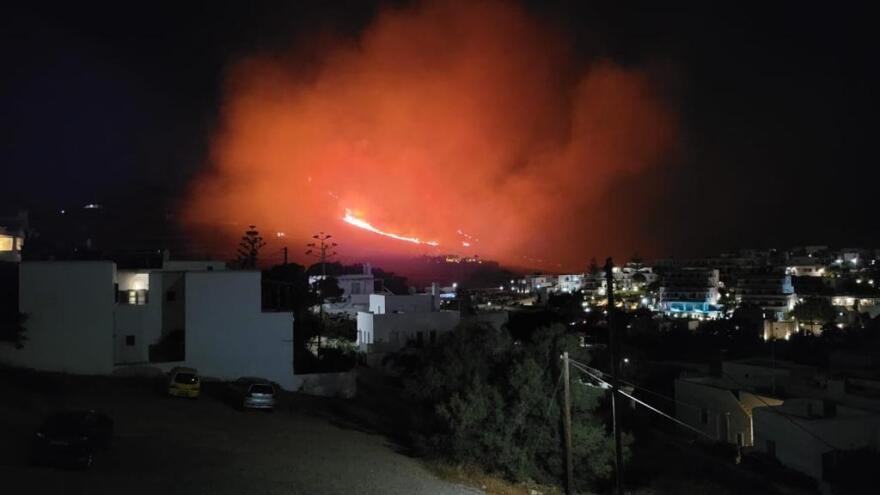 Πάρος: Φωτιά σε δύσβατη περιοχή στον Μώλο - Πνέουν ισχυροί άνεμοι - Δείτε βίντεο και φωτογραφίες