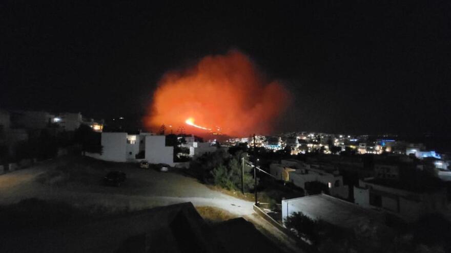 Πάρος: Φωτιά σε δύσβατη περιοχή στον Μώλο - Πνέουν ισχυροί άνεμοι - Δείτε βίντεο και φωτογραφίες