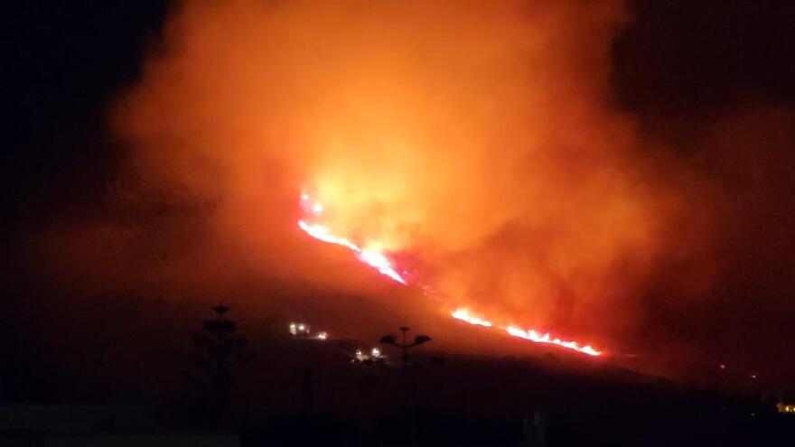 Πάρος: Φωτιά σε δύσβατη περιοχή στον Μώλο - Πνέουν ισχυροί άνεμοι - Δείτε βίντεο και φωτογραφίες