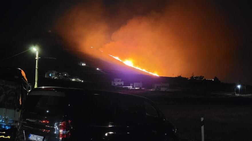 Πάρος: Φωτιά σε δύσβατη περιοχή στον Μώλο - Πνέουν ισχυροί άνεμοι - Δείτε βίντεο και φωτογραφίες