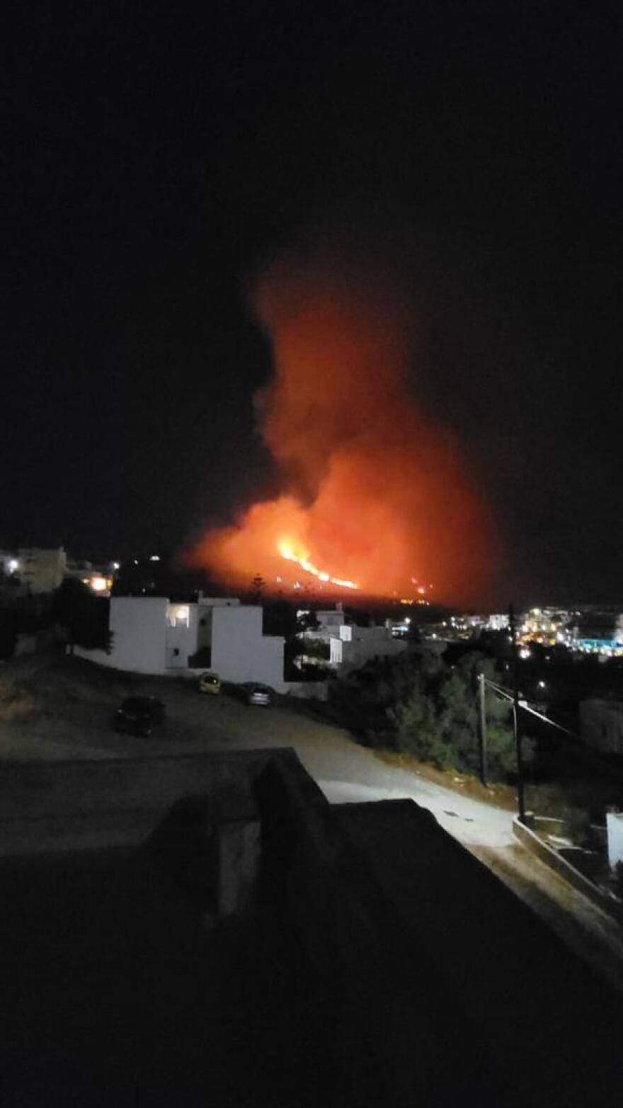 Πάρος: Φωτιά σε δύσβατη περιοχή στον Μώλο - Πνέουν ισχυροί άνεμοι - Δείτε βίντεο και φωτογραφίες