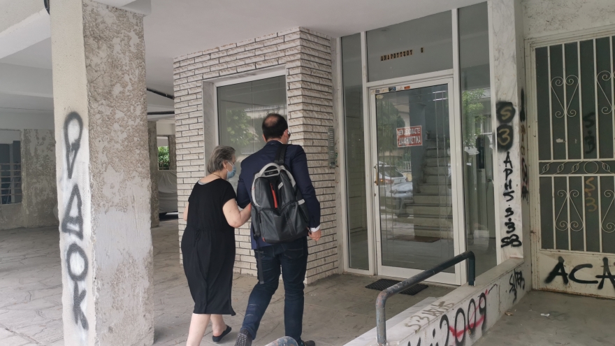 Θεσσαλονίκη: «Τον χτυπάει συνέχεια τον παππού, μας έλεγε ότι φοβάται» λένε γείτονες της 89χρονης