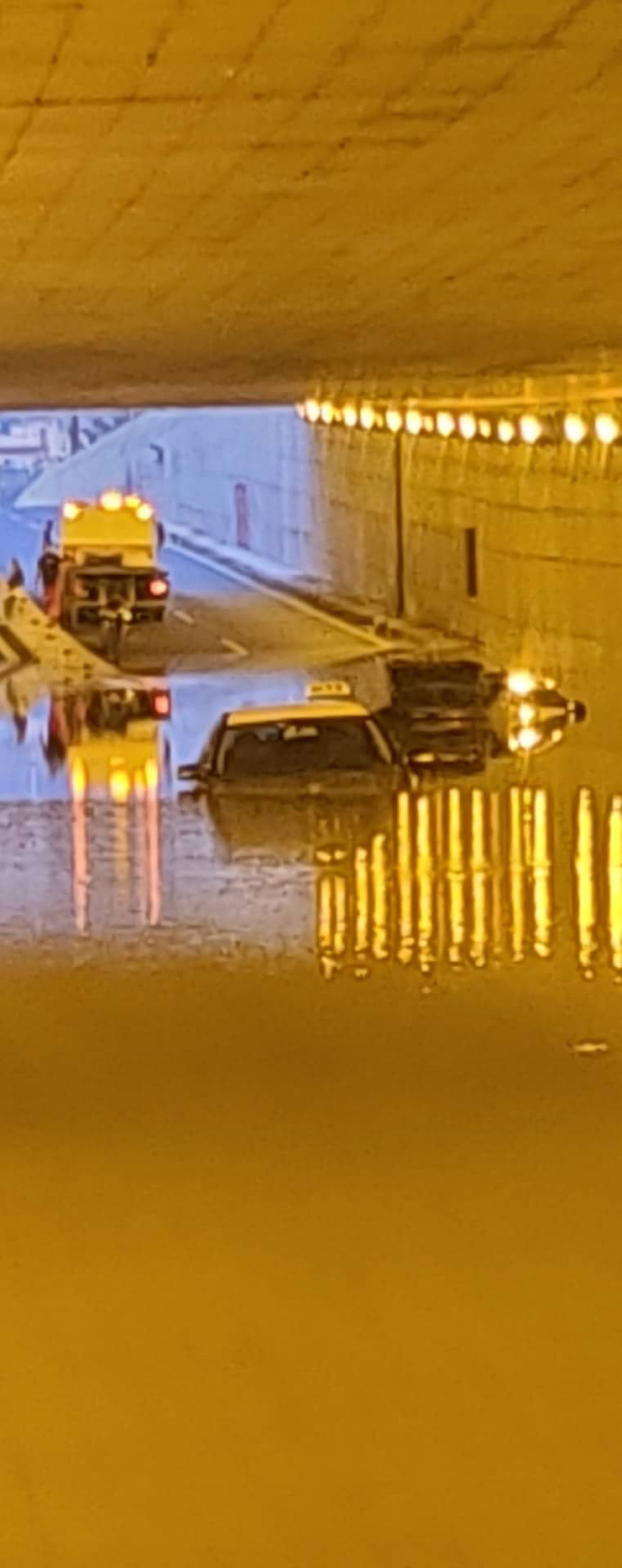 Εικόνες θεομηνίας στη Θεσσαλονίκη - Επί πέντε ώρες οδηγός ταξί ήταν εγκλωβισμένος σε τούνελ 