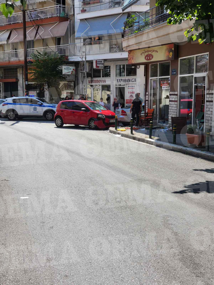 Θεσσαλονίκη: «Σαν έκρηξη ακούστηκε», λέει αυτόπτης μάρτυρας για το αυτοκίνητο που έπεσε στο ζαχαροπλαστείο