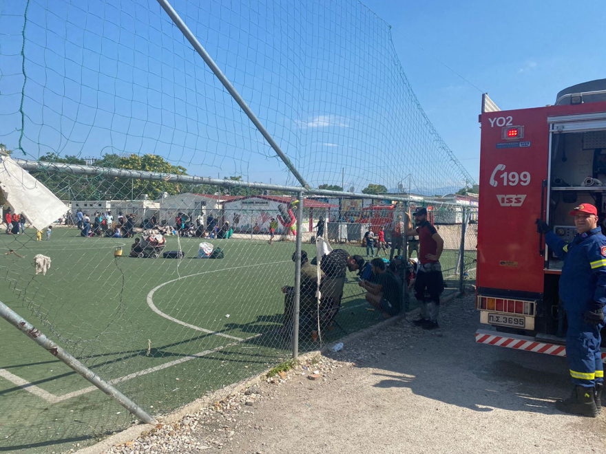 Φωτιά στο hot spot του Ελαιώνα - Στο νοσοκομείο με αναπνευστικά προβλήματα δύο άτομα