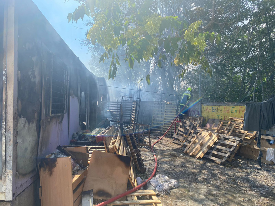 Φωτιά στο hot spot του Ελαιώνα - Στο νοσοκομείο με αναπνευστικά προβλήματα δύο άτομα