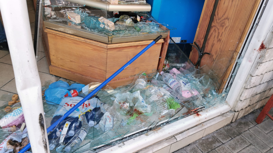 Θεσσαλονίκη: Αυτοκίνητο παρέσυρε δύο νεαρές κοπέλες και κατέληξε σε βιτρίνα ζαχαροπλαστείου