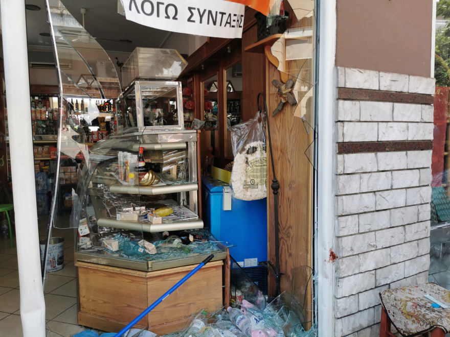 Θεσσαλονίκη: Αυτοκίνητο παρέσυρε δύο νεαρές κοπέλες και κατέληξε σε βιτρίνα ζαχαροπλαστείου