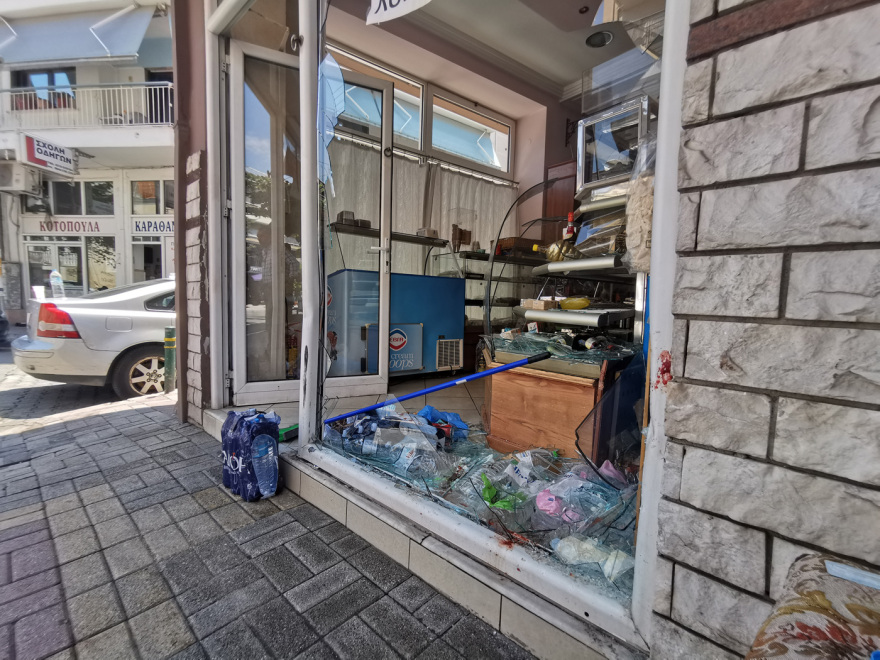 Θεσσαλονίκη: Αυτοκίνητο παρέσυρε δύο νεαρές κοπέλες και κατέληξε σε βιτρίνα ζαχαροπλαστείου