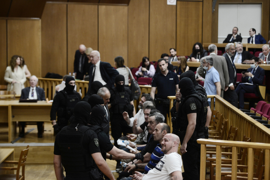 Δίκη Χρυσής Αυγής: Στο εδώλιο οι χρυσαυγίτες, απών ο Μιχαλολιάκος - Συγκέντρωση έξω από το Εφετείο - Κλειστή η κάθοδος της Λ. Αλεξάνδρας