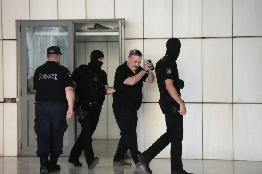 Δίκη Χρυσής Αυγής: Στο εδώλιο οι χρυσαυγίτες, απών ο Μιχαλολιάκος - Συγκέντρωση έξω από το Εφετείο - Κλειστή η κάθοδος της Λ. Αλεξάνδρας