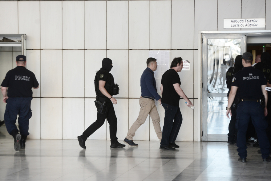 Δίκη Χρυσής Αυγής: Στο εδώλιο οι χρυσαυγίτες, απών ο Μιχαλολιάκος - Συγκέντρωση έξω από το Εφετείο - Κλειστή η κάθοδος της Λ. Αλεξάνδρας